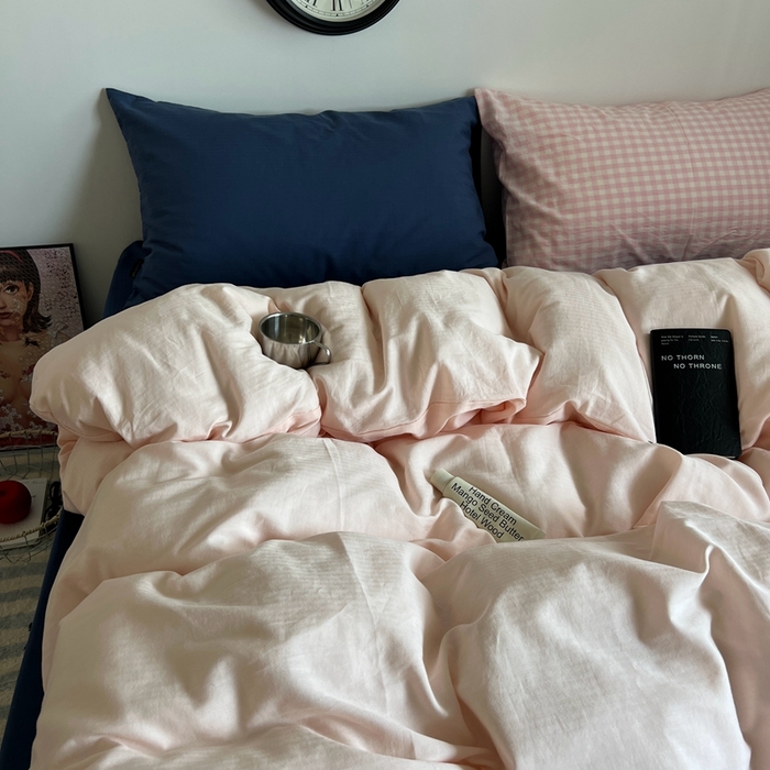 91家纺网 家纺一手货源 找家纺 蜜宿 2025新款全棉纯棉人字纹四件套-白桃卷卷 白桃卷卷（深蓝混搭粉小格）