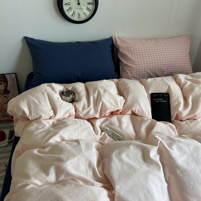 91家纺网 家纺一手货源 找家纺 蜜宿 2025新款全棉纯棉人字纹四件套-白桃卷卷 白桃卷卷（深蓝混搭粉小格）