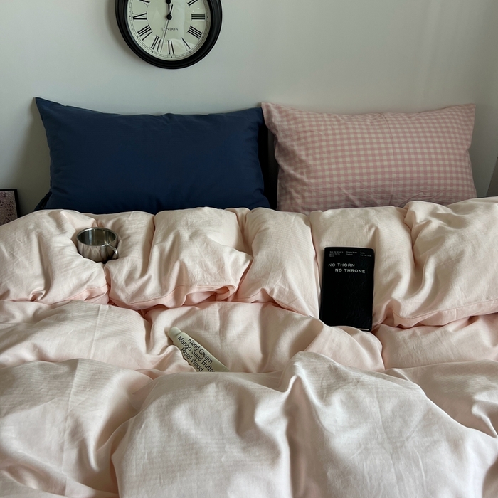 91家纺网 家纺一手货源 找家纺 蜜宿 2025新款全棉纯棉人字纹四件套-白桃卷卷 白桃卷卷（深蓝混搭粉小格）