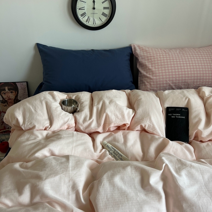 91家纺网 家纺一手货源 找家纺 蜜宿 2025新款全棉纯棉人字纹四件套-白桃卷卷 白桃卷卷（深蓝混搭粉小格）