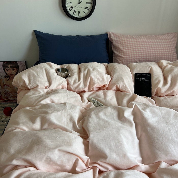 91家纺网 家纺一手货源 找家纺 蜜宿 2025新款全棉纯棉人字纹四件套-白桃卷卷 白桃卷卷（深蓝混搭粉小格）