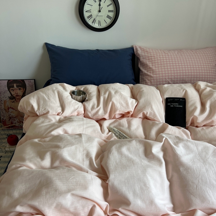 91家纺网 家纺一手货源 找家纺 蜜宿 2025新款全棉纯棉人字纹四件套-白桃卷卷 白桃卷卷（深蓝混搭粉小格）