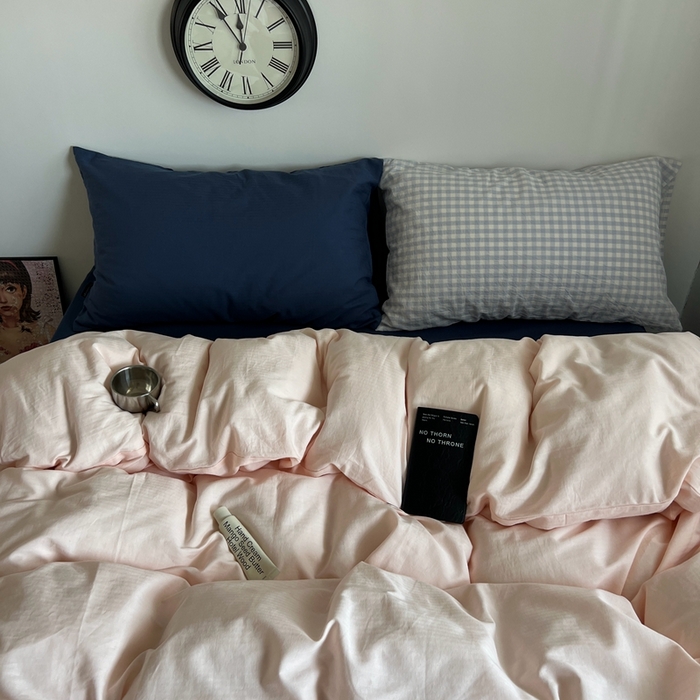 91家纺网 家纺一手货源 找家纺 蜜宿 2025新款全棉纯棉人字纹四件套-白桃卷卷 白桃卷卷（深蓝混搭蓝小格）