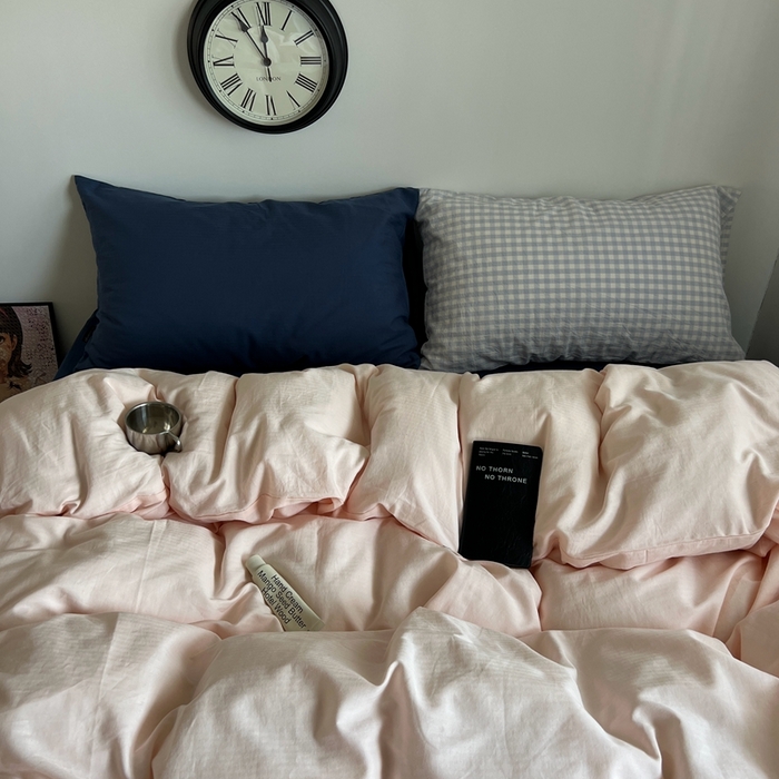 91家纺网 家纺一手货源 找家纺 蜜宿 2025新款全棉纯棉人字纹四件套-白桃卷卷 白桃卷卷（深蓝混搭蓝小格）