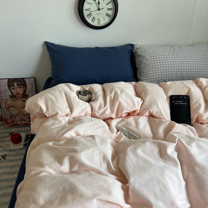 91家纺网 家纺一手货源 找家纺 蜜宿 2025新款全棉纯棉人字纹四件套-白桃卷卷 白桃卷卷（深蓝混搭蓝小格）