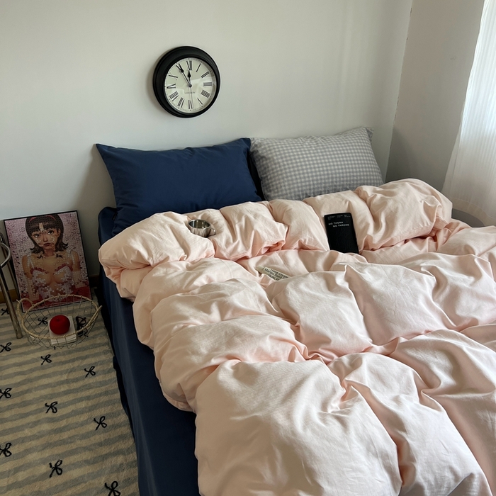 91家纺网 家纺一手货源 找家纺 蜜宿 2025新款全棉纯棉人字纹四件套-白桃卷卷 白桃卷卷（深蓝混搭蓝小格）