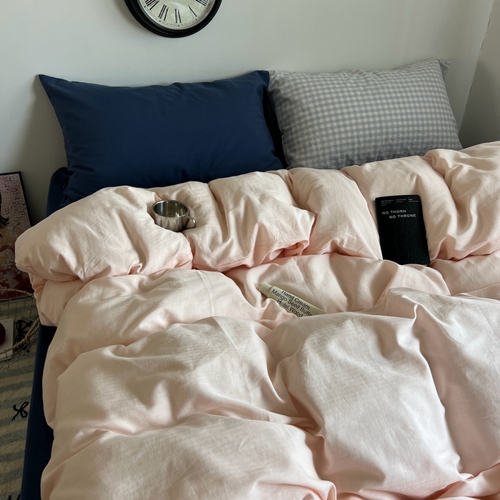 91家纺网 家纺一手货源 找家纺 蜜宿 2025新款全棉纯棉人字纹四件套-白桃卷卷 白桃卷卷（深蓝混搭蓝小格）