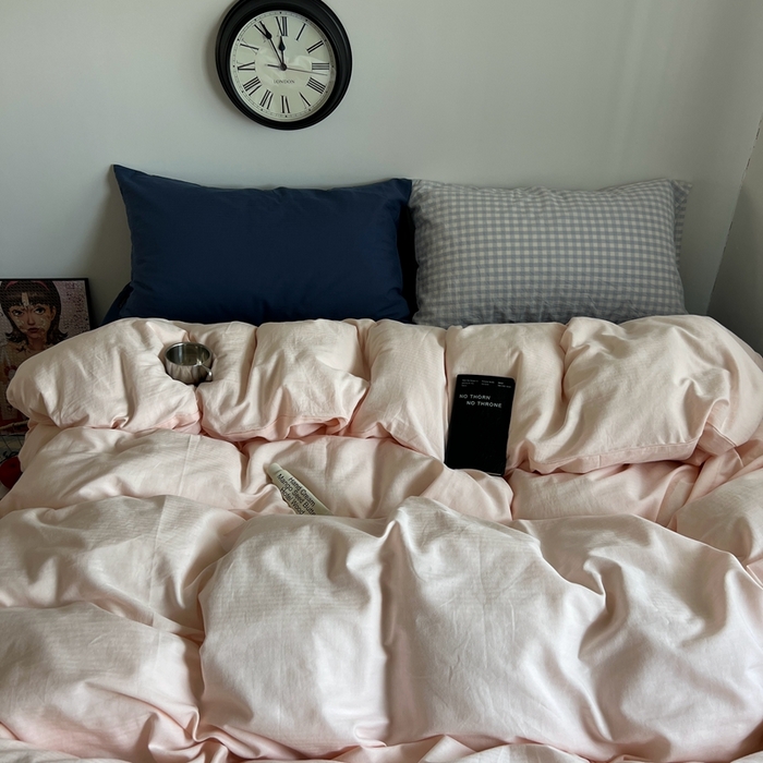 91家纺网 家纺一手货源 找家纺 蜜宿 2025新款全棉纯棉人字纹四件套-白桃卷卷 白桃卷卷（深蓝混搭蓝小格）