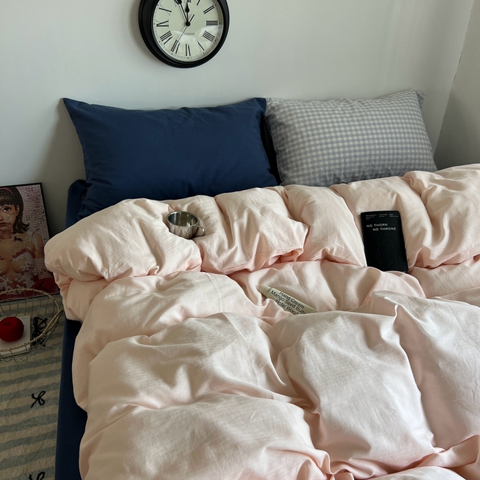 91家纺网 家纺一手货源 找家纺 蜜宿 2025新款全棉纯棉人字纹四件套-白桃卷卷 白桃卷卷（深蓝混搭蓝小格）