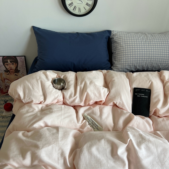 91家纺网 家纺一手货源 找家纺 蜜宿 2025新款全棉纯棉人字纹四件套-白桃卷卷 白桃卷卷（深蓝混搭蓝小格）