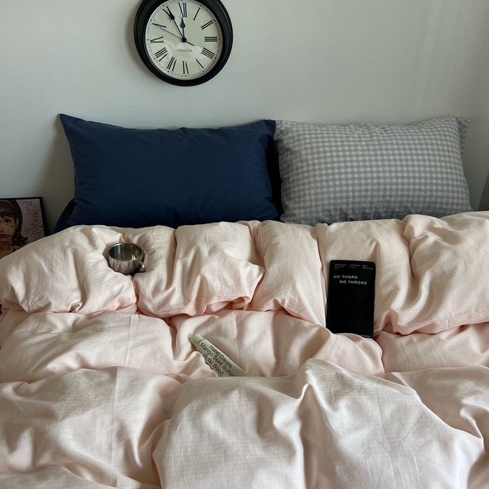 91家纺网 家纺一手货源 找家纺 蜜宿 2025新款全棉纯棉人字纹四件套-白桃卷卷 白桃卷卷（深蓝混搭蓝小格）