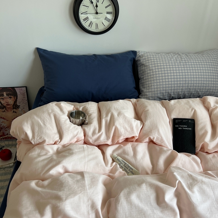 91家纺网 家纺一手货源 找家纺 蜜宿 2025新款全棉纯棉人字纹四件套-白桃卷卷 白桃卷卷（深蓝混搭蓝小格）