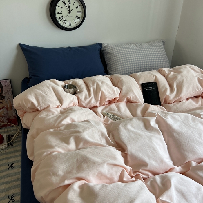 91家纺网 家纺一手货源 找家纺 蜜宿 2025新款全棉纯棉人字纹四件套-白桃卷卷 白桃卷卷（深蓝混搭蓝小格）