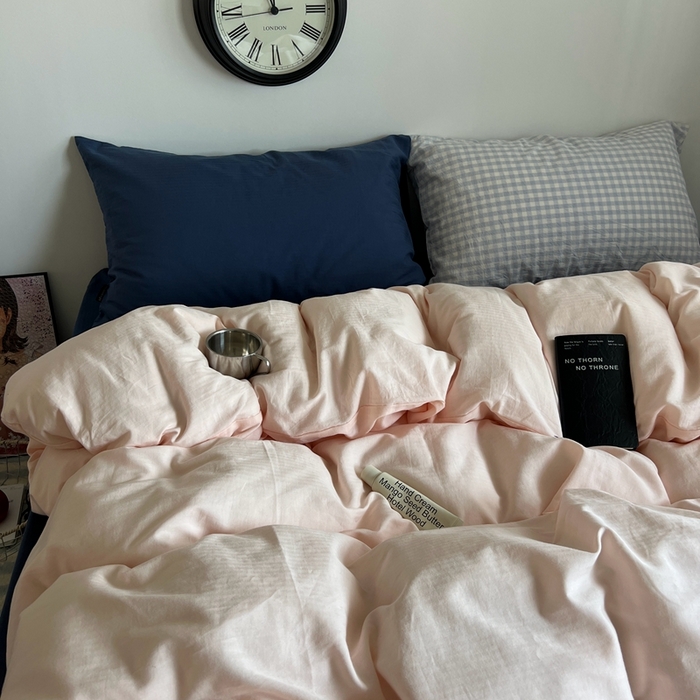 91家纺网 家纺一手货源 找家纺 蜜宿 2025新款全棉纯棉人字纹四件套-白桃卷卷 白桃卷卷（深蓝混搭蓝小格）