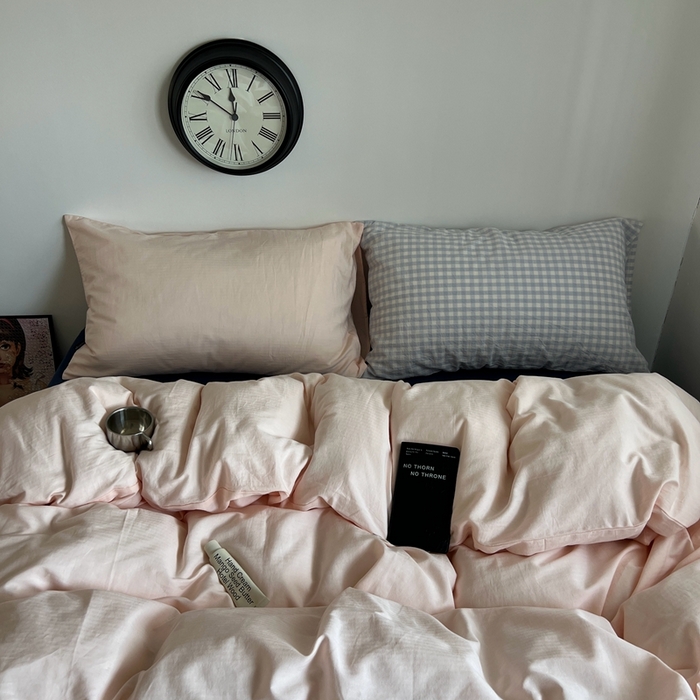 91家纺网 家纺一手货源 找家纺 蜜宿 2025新款全棉纯棉人字纹四件套-白桃卷卷 白桃卷卷（桃粉混搭蓝小格）