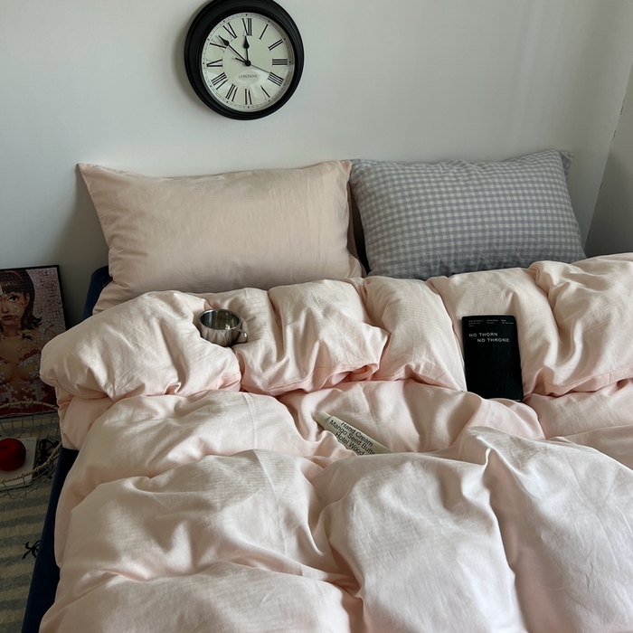 91家纺网 家纺一手货源 找家纺 蜜宿 2025新款全棉纯棉人字纹四件套-白桃卷卷 白桃卷卷（桃粉混搭蓝小格）