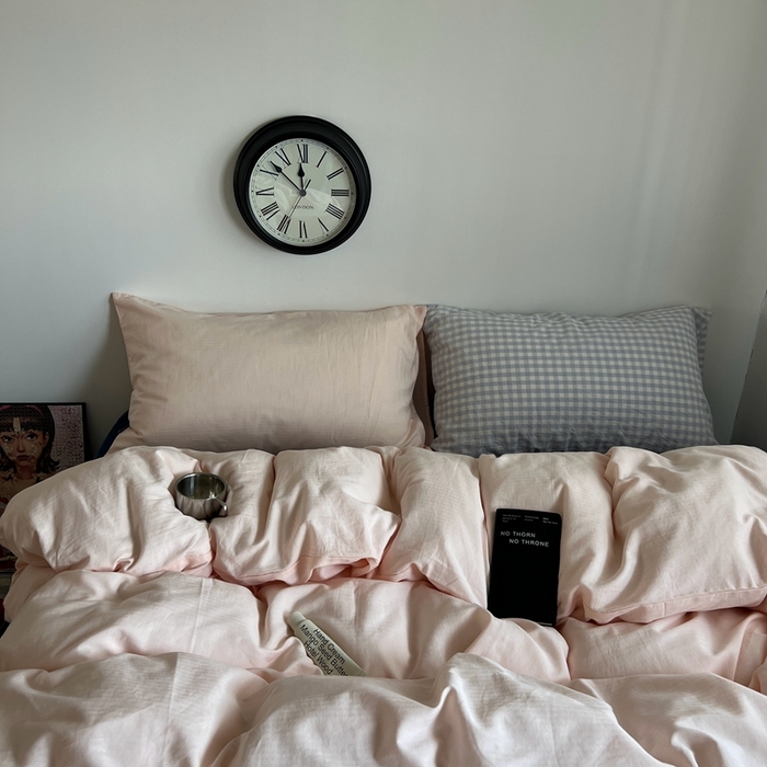 91家纺网 家纺一手货源 找家纺 蜜宿 2025新款全棉纯棉人字纹四件套-白桃卷卷 白桃卷卷（桃粉混搭蓝小格）