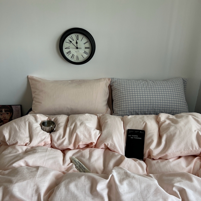 91家纺网 家纺一手货源 找家纺 蜜宿 2025新款全棉纯棉人字纹四件套-白桃卷卷 白桃卷卷（桃粉混搭蓝小格）