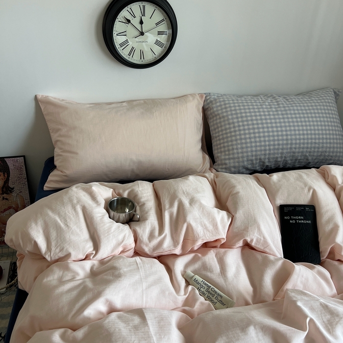 91家纺网 家纺一手货源 找家纺 蜜宿 2025新款全棉纯棉人字纹四件套-白桃卷卷 白桃卷卷（桃粉混搭蓝小格）