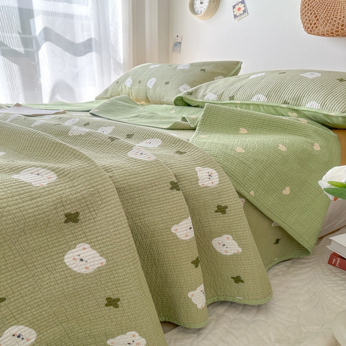 91家纺网 家纺一手货源 找家纺 慕晨 2025新款酵素砂洗双面全棉纯棉棉花单床盖 床盖单件-场景一 抹茶熊