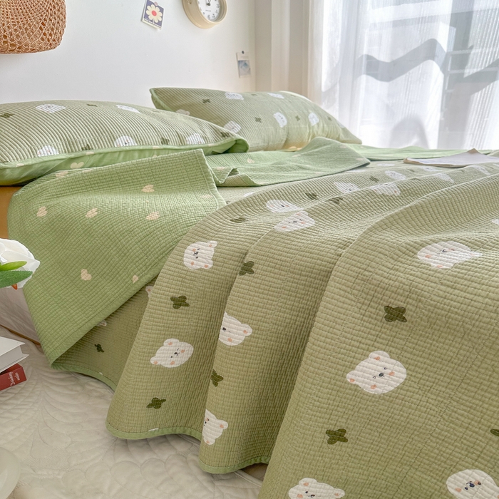 91家纺网 家纺一手货源 找家纺 慕晨 2025新款酵素砂洗双面全棉纯棉棉花单床盖 床盖单件-场景一 抹茶熊