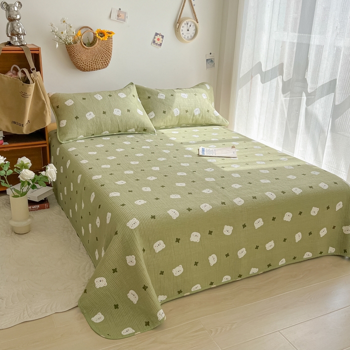 91家纺网 家纺一手货源 找家纺 慕晨 2025新款酵素砂洗双面全棉纯棉棉花单床盖 床盖单件-场景一 抹茶熊