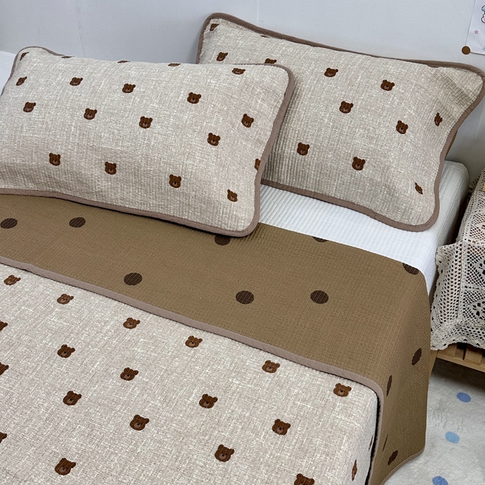 91家纺网 家纺一手货源 找家纺 慕晨 2025新款酵素砂洗双面全棉纯棉棉花单床盖 床盖单件-场景二 美拉德小熊