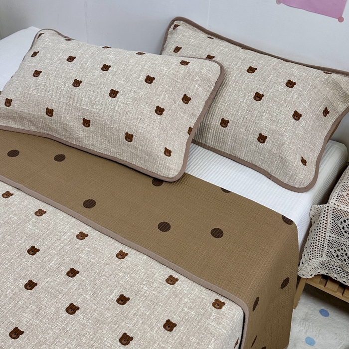 91家纺网 家纺一手货源 找家纺 慕晨 2025新款酵素砂洗双面全棉纯棉棉花单床盖 床盖单件-场景二 美拉德小熊