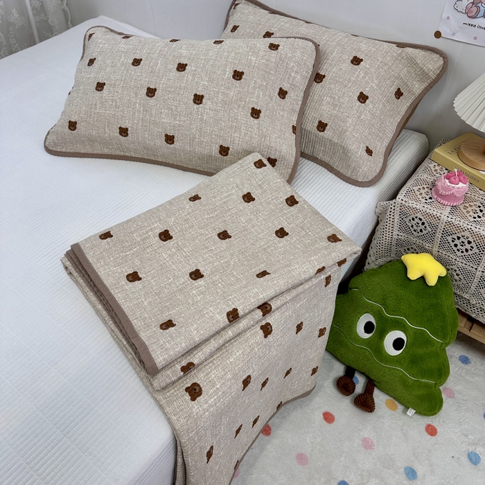 91家纺网 家纺一手货源 找家纺 慕晨 2025新款酵素砂洗双面全棉纯棉棉花单床盖 床盖单件-场景二 美拉德小熊