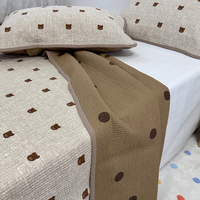 91家纺网 家纺一手货源 找家纺 慕晨 2025新款酵素砂洗双面全棉纯棉棉花单床盖 床盖单件-场景二 美拉德小熊