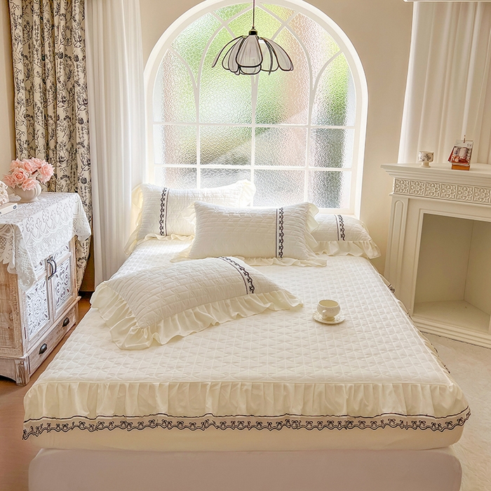 91家纺网 家纺一手货源 找家纺 麒豆豆 2025新款喜芙棉蕾丝夹棉蜜芙蕾床笠 奶油白