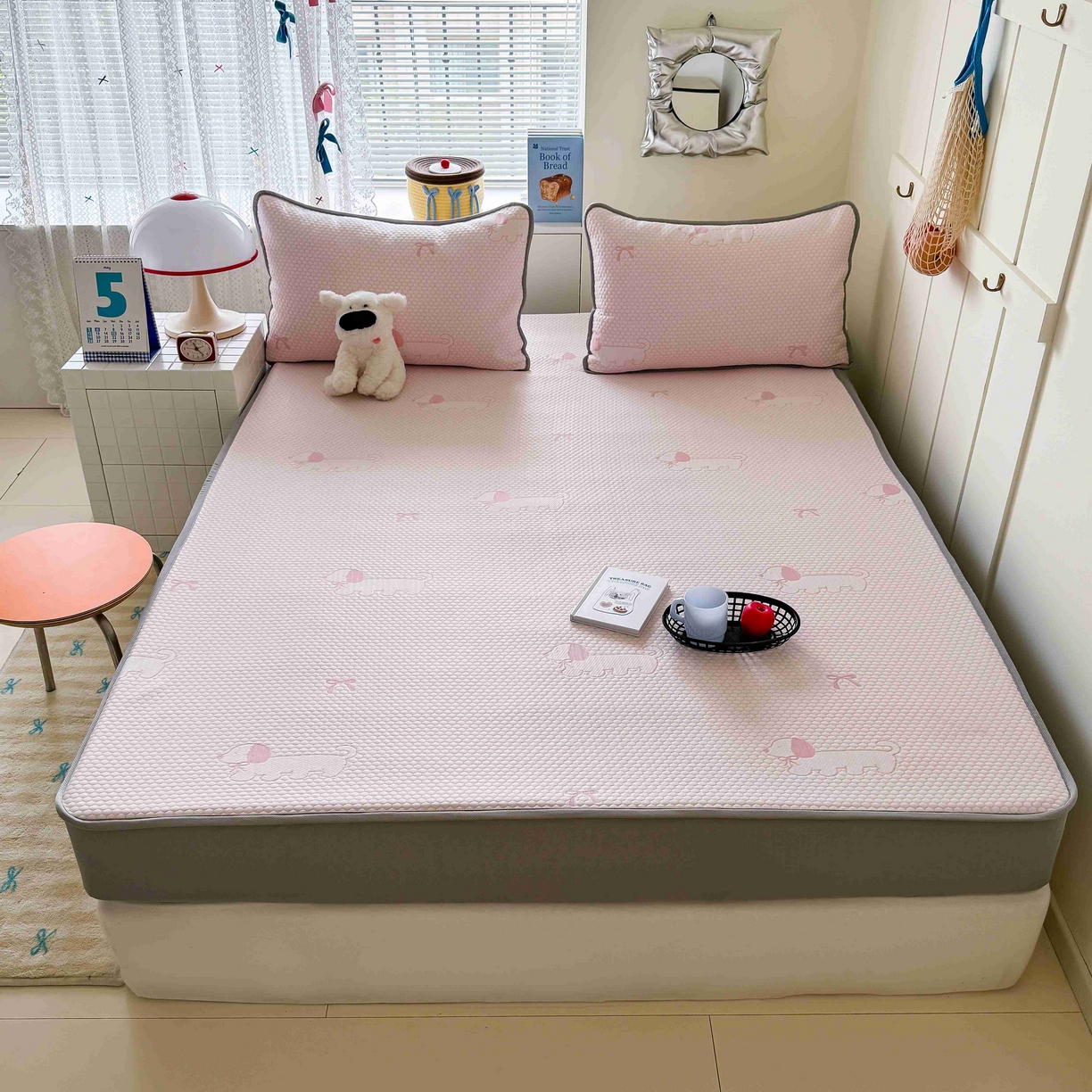 91家纺网 家纺一手货源 找家纺 顾里家纺 2025春夏新款设计师联名冰豆豆床笠软席凉席席子 腊肠狗粉