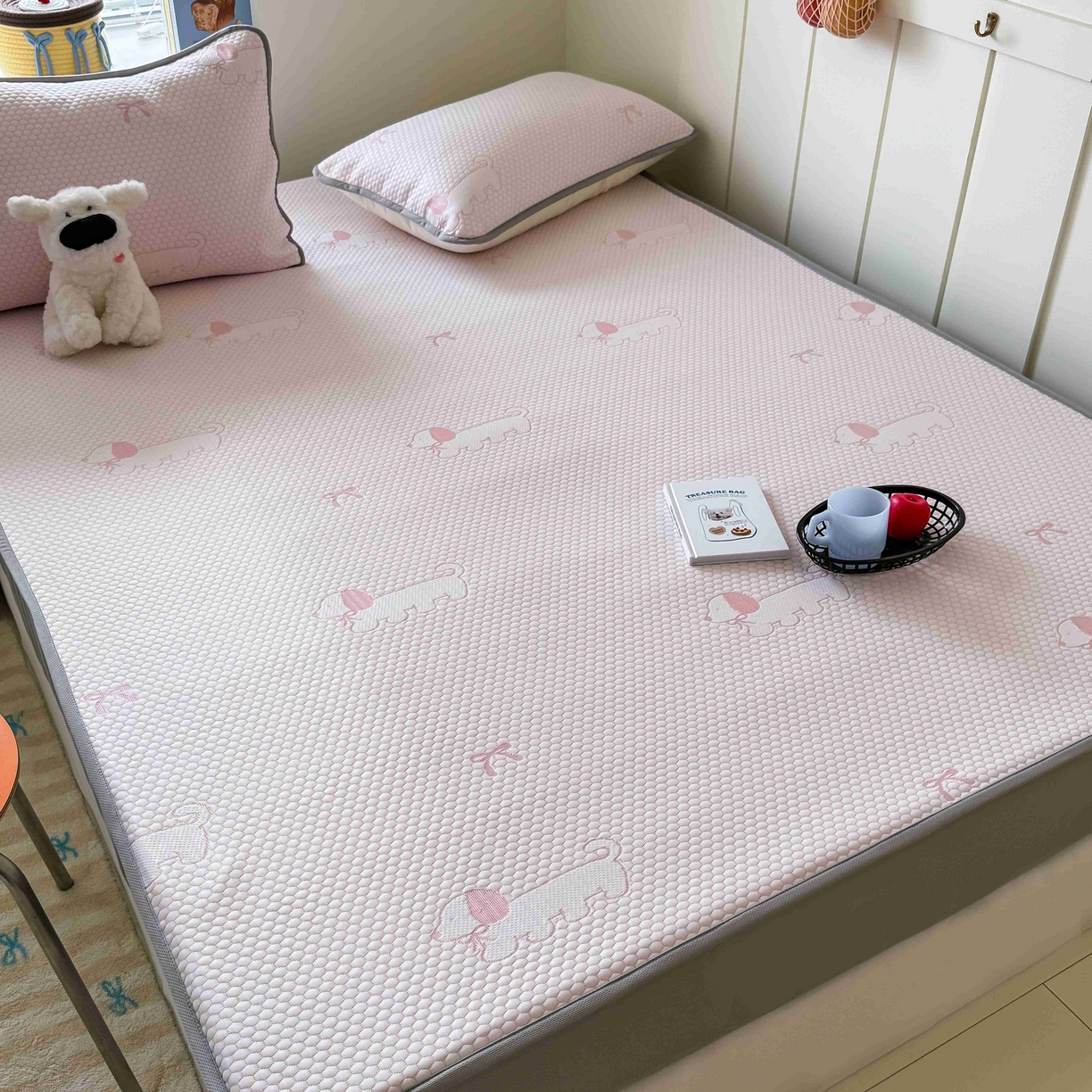 91家纺网 家纺一手货源 找家纺 顾里家纺 2025春夏新款设计师联名冰豆豆床笠软席凉席席子 腊肠狗粉