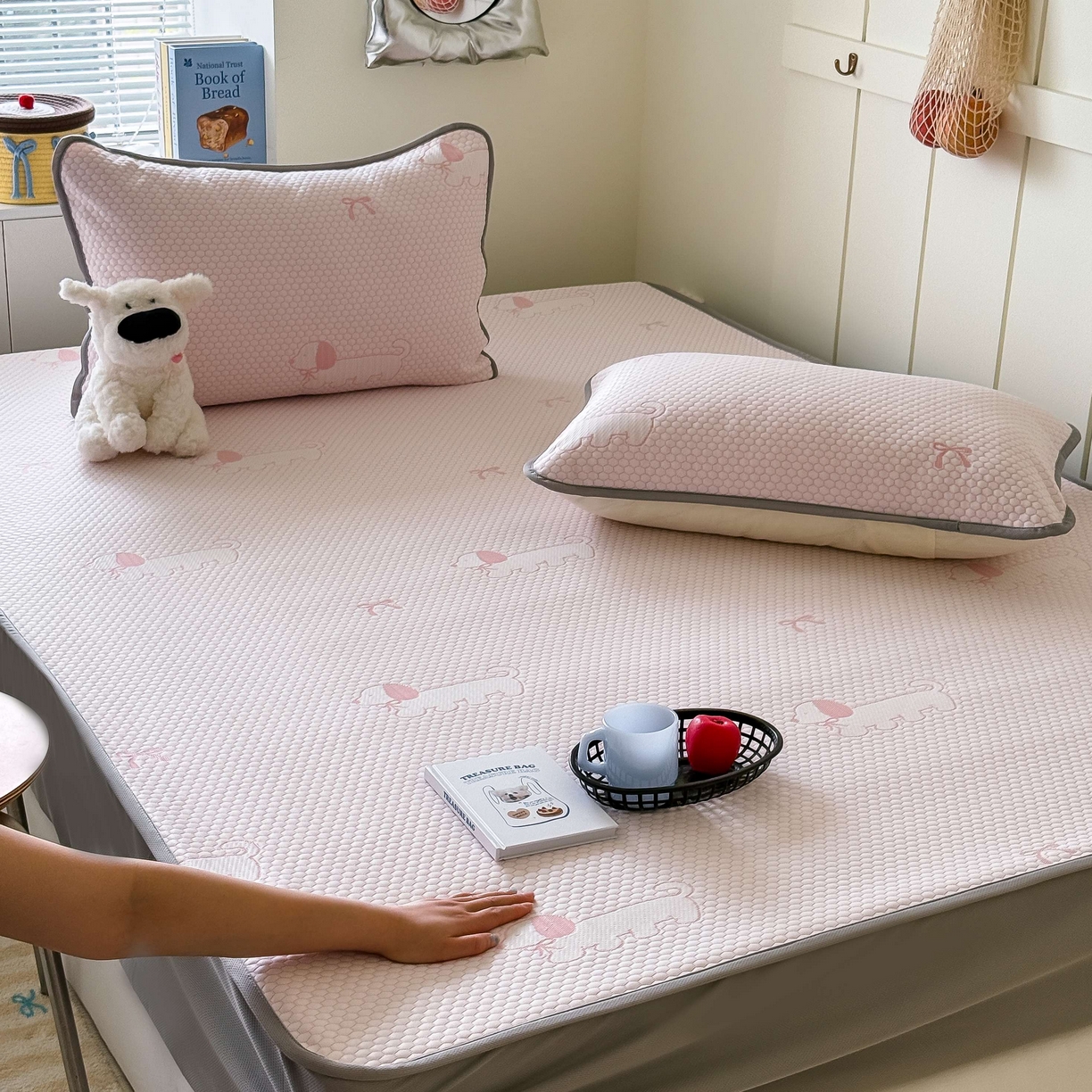 91家纺网 家纺一手货源 找家纺 顾里家纺 2025春夏新款设计师联名冰豆豆床笠软席凉席席子 腊肠狗粉