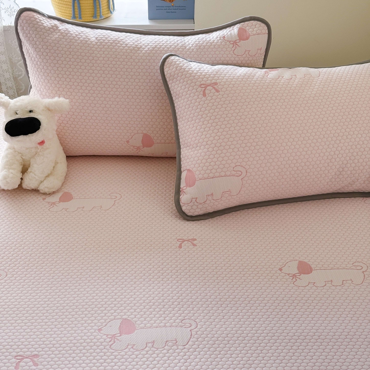 91家纺网 家纺一手货源 找家纺 顾里家纺 2025春夏新款设计师联名冰豆豆床笠软席凉席席子 腊肠狗粉