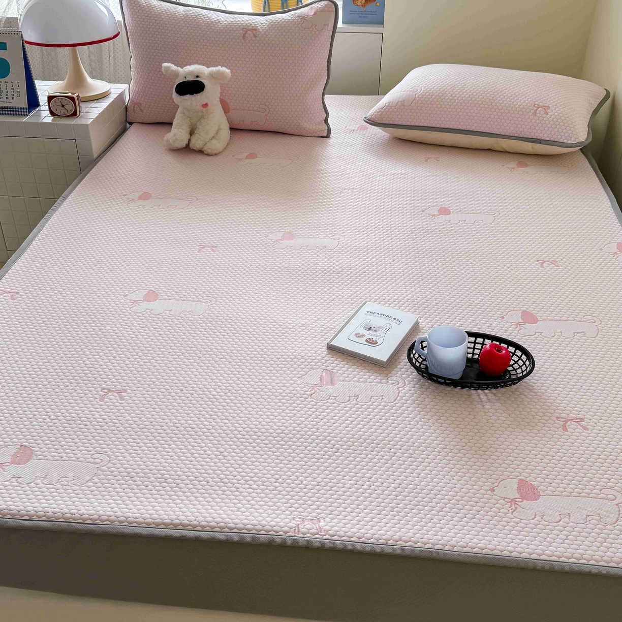 91家纺网 家纺一手货源 找家纺 顾里家纺 2025春夏新款设计师联名冰豆豆床笠软席凉席席子 腊肠狗粉