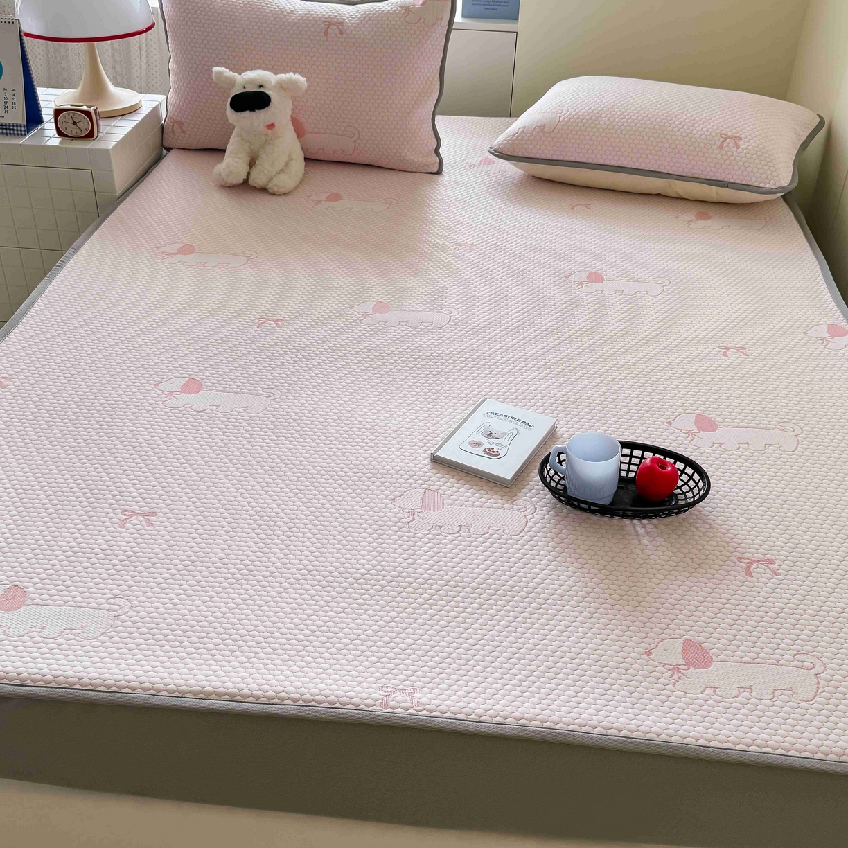 91家纺网 家纺一手货源 找家纺 顾里家纺 2025春夏新款设计师联名冰豆豆床笠软席凉席席子 腊肠狗粉