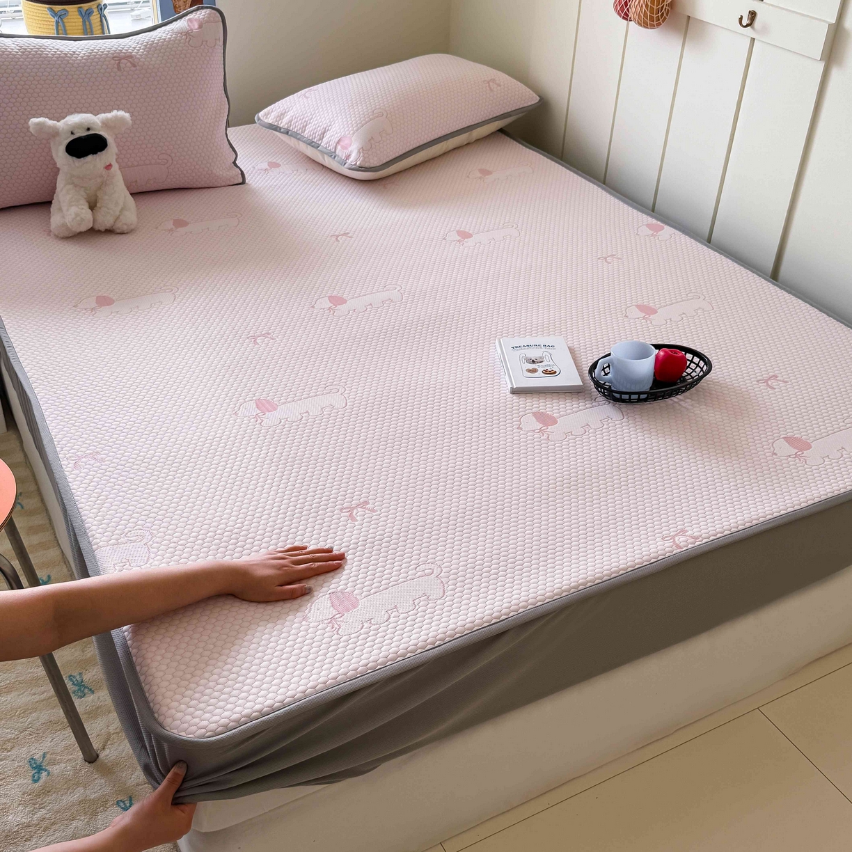 91家纺网 家纺一手货源 找家纺 顾里家纺 2025春夏新款设计师联名冰豆豆床笠软席凉席席子 腊肠狗粉