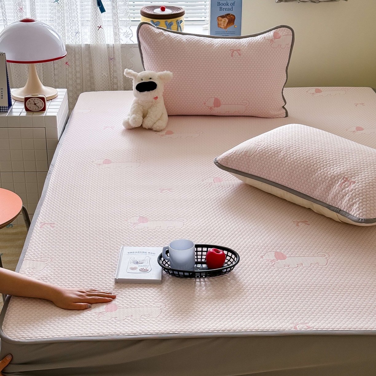 91家纺网 家纺一手货源 找家纺 顾里家纺 2025春夏新款设计师联名冰豆豆床笠软席凉席席子 腊肠狗粉