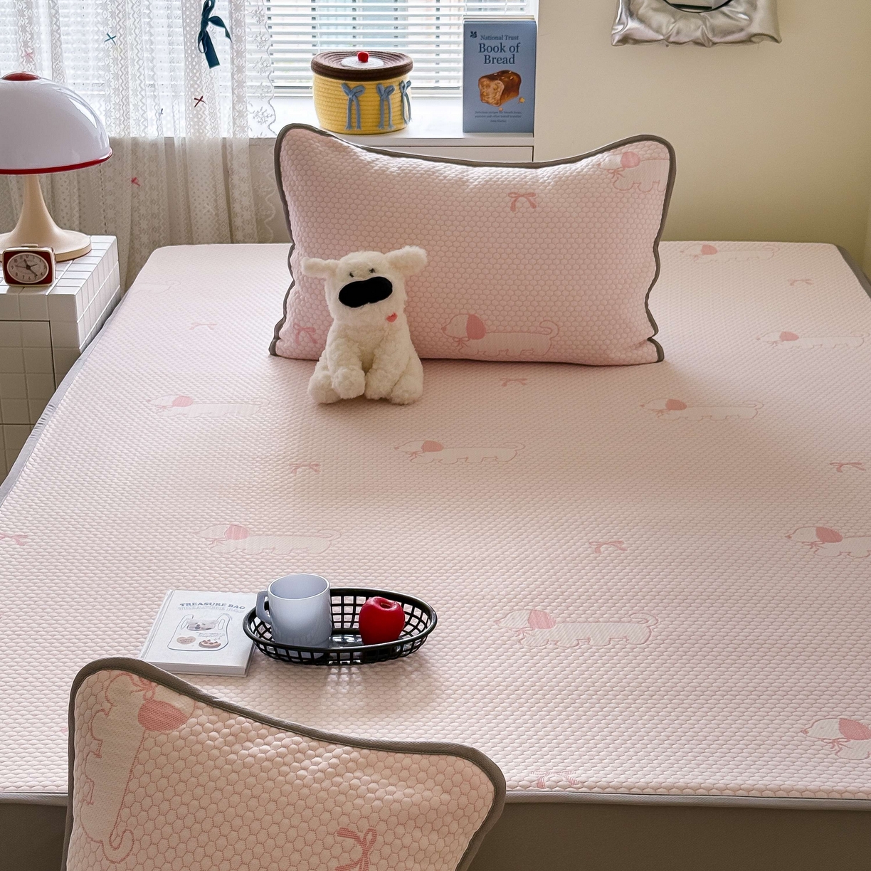 91家纺网 家纺一手货源 找家纺 顾里家纺 2025春夏新款设计师联名冰豆豆床笠软席凉席席子 腊肠狗粉