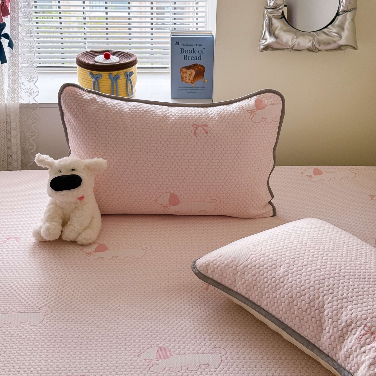 91家纺网 家纺一手货源 找家纺 顾里家纺 2025春夏新款设计师联名冰豆豆床笠软席凉席席子 腊肠狗粉