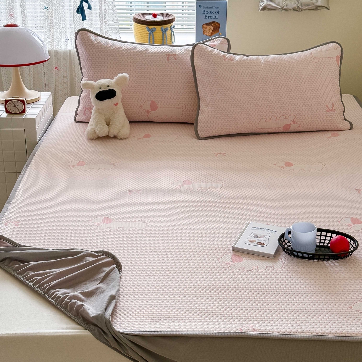 91家纺网 家纺一手货源 找家纺 顾里家纺 2025春夏新款设计师联名冰豆豆床笠软席凉席席子 腊肠狗粉