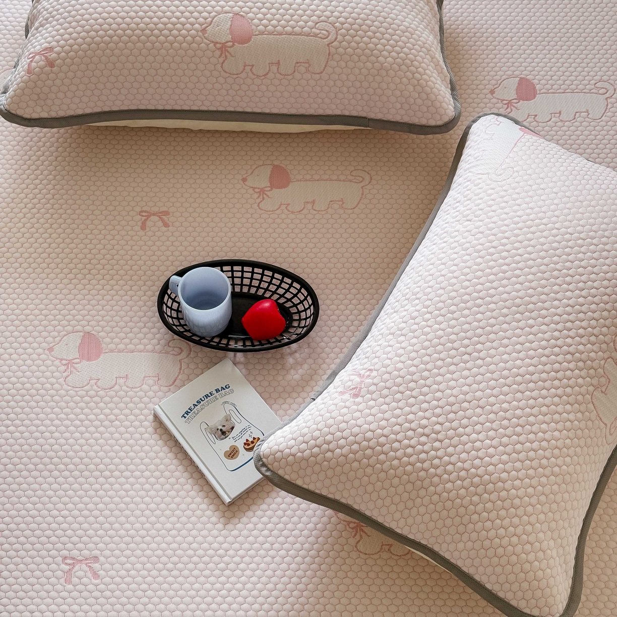 91家纺网 家纺一手货源 找家纺 顾里家纺 2025春夏新款设计师联名冰豆豆床笠软席凉席席子 腊肠狗粉