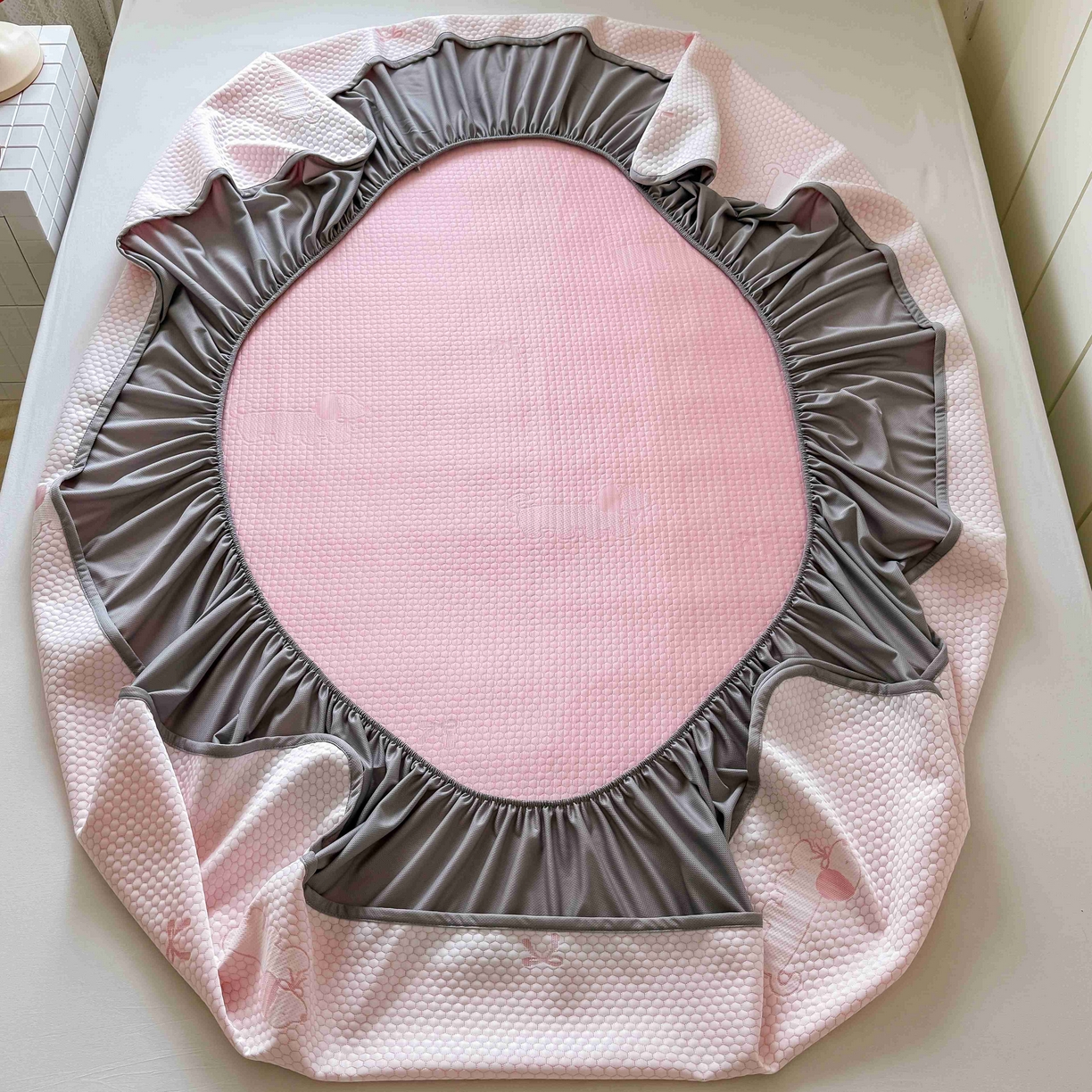 91家纺网 家纺一手货源 找家纺 顾里家纺 2025春夏新款设计师联名冰豆豆床笠软席凉席席子 腊肠狗粉