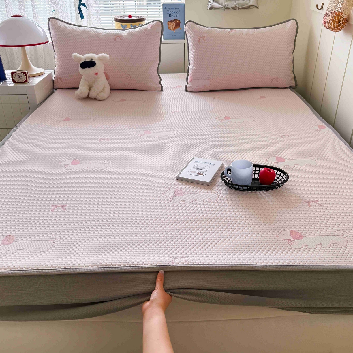 91家纺网 家纺一手货源 找家纺 顾里家纺 2025春夏新款设计师联名冰豆豆床笠软席凉席席子 腊肠狗粉