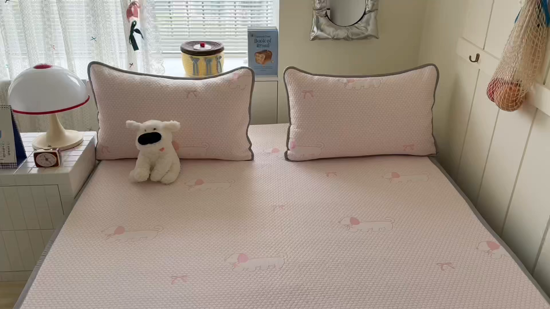 91家纺网 家纺一手货源 找家纺 顾里家纺 2025春夏新款设计师联名冰豆豆床笠软席凉席席子 腊肠狗粉