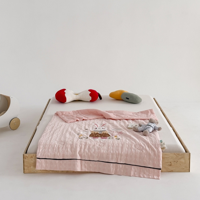 91家纺网 家纺一手货源 找家纺 （总）喜多兔儿童家纺 2025春夏新款小软萌贴布绣纱布被