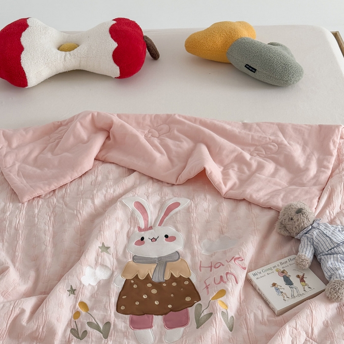 91家纺网 家纺一手货源 找家纺 （总）喜多兔儿童家纺 2025春夏新款小软萌贴布绣纱布被