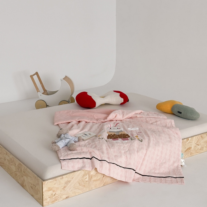 91家纺网 家纺一手货源 找家纺 （总）喜多兔儿童家纺 2025春夏新款小软萌贴布绣纱布被