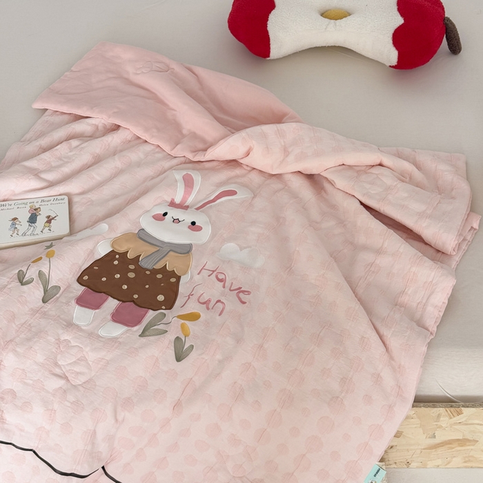 91家纺网 家纺一手货源 找家纺 （总）喜多兔儿童家纺 2025春夏新款小软萌贴布绣纱布被